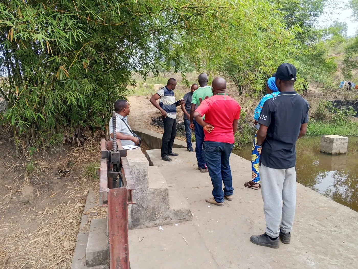 Inspection de l’ouvrage de prise d’eau et de la vanne de régulation sur la rivière Musanga, avec les techniciens locaux.